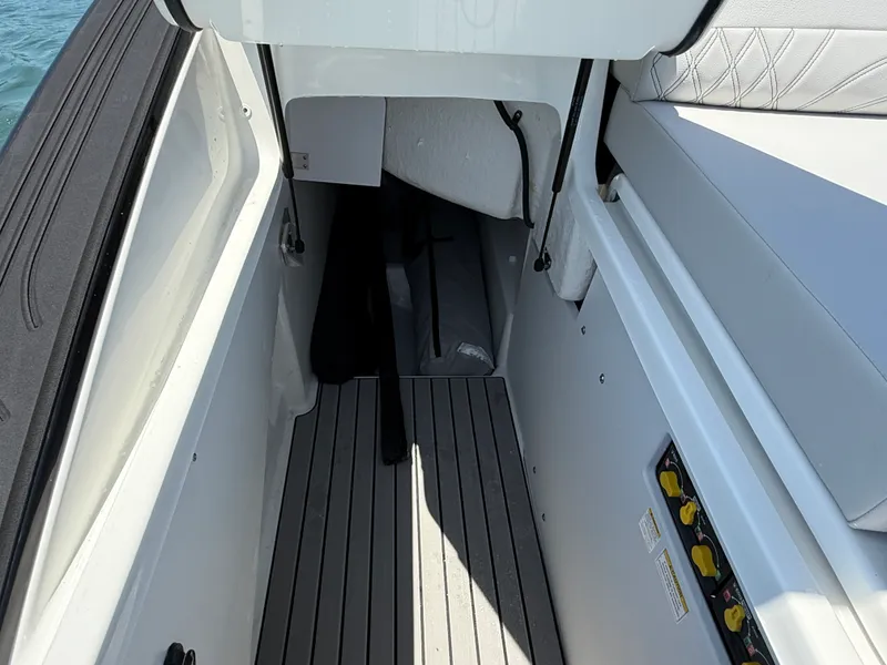 Slide: The Image of Sea Ray SLX 280 Outboard 2026 - 24