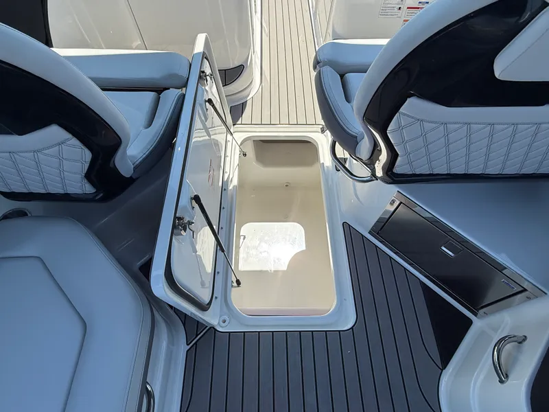 Slide: The Image of Sea Ray SLX 280 Outboard 2026 - 5