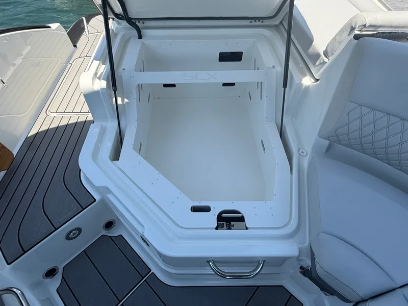 Slide: The Image of Sea Ray SLX 280 Outboard 2026 - 9