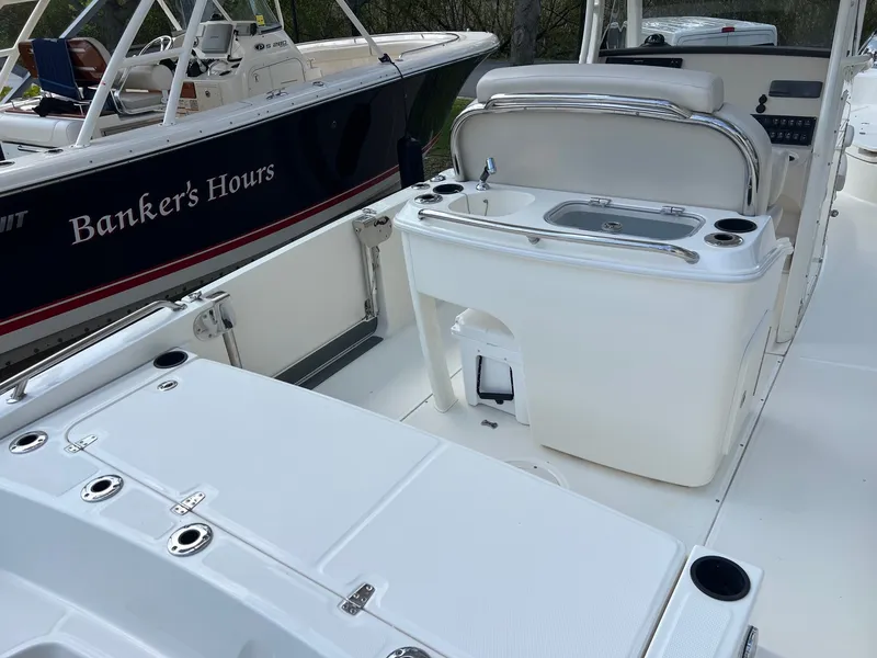 Slide: The Image of Boston Whaler 270 DAUNTLESS 2020 - 10
