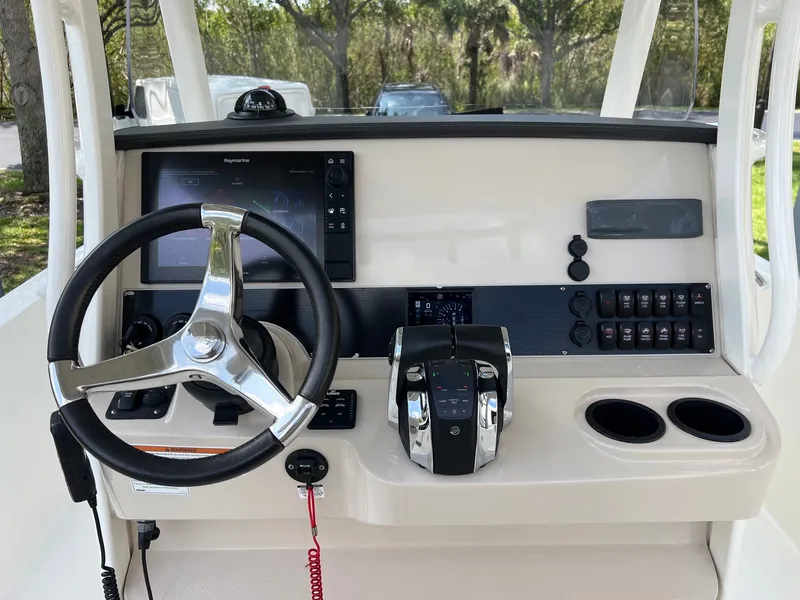 Slide: The Image of Boston Whaler 270 DAUNTLESS 2020 - 13