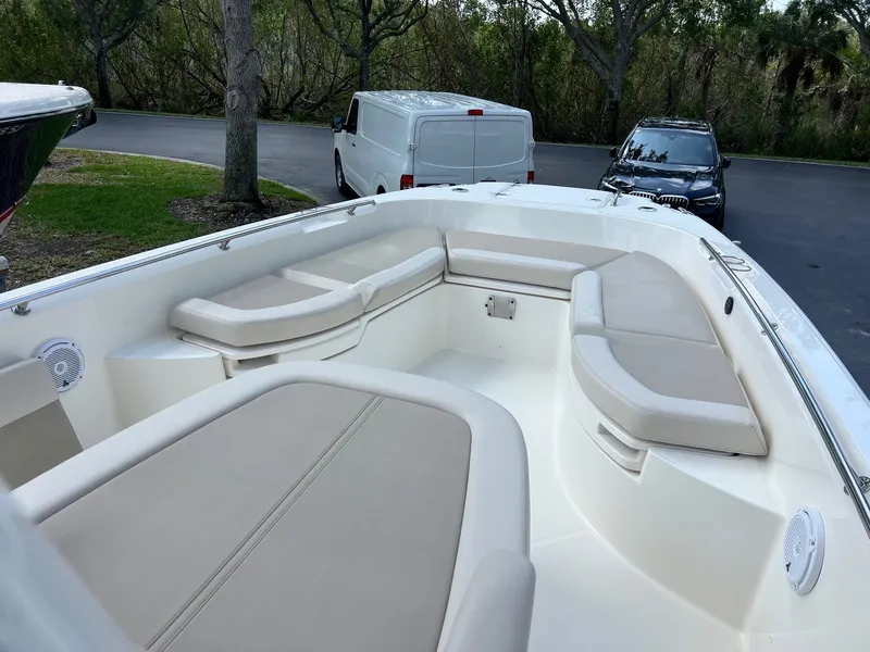 Slide: The Image of Boston Whaler 270 DAUNTLESS 2020 - 15