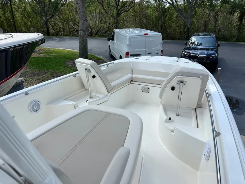 Slide: The Image of Boston Whaler 270 DAUNTLESS 2020 - 16