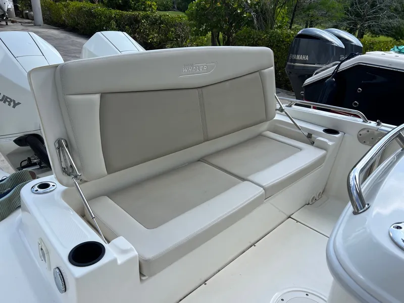 Slide: The Image of Boston Whaler 270 DAUNTLESS 2020 - 7