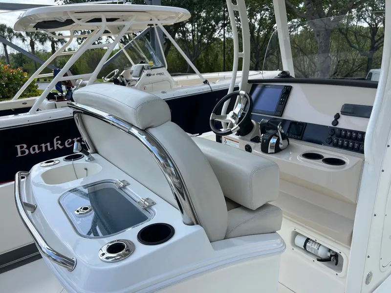 Slide: The Image of Boston Whaler 270 DAUNTLESS 2020 - 8