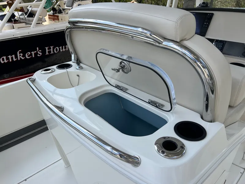 Slide: The Image of Boston Whaler 270 DAUNTLESS 2020 - 9