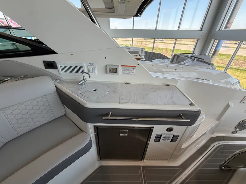Slide: The Image of Sea Ray Sundancer 320 2026 - 12