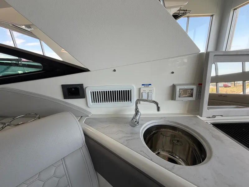 Slide: The Image of Sea Ray Sundancer 320 2026 - 13