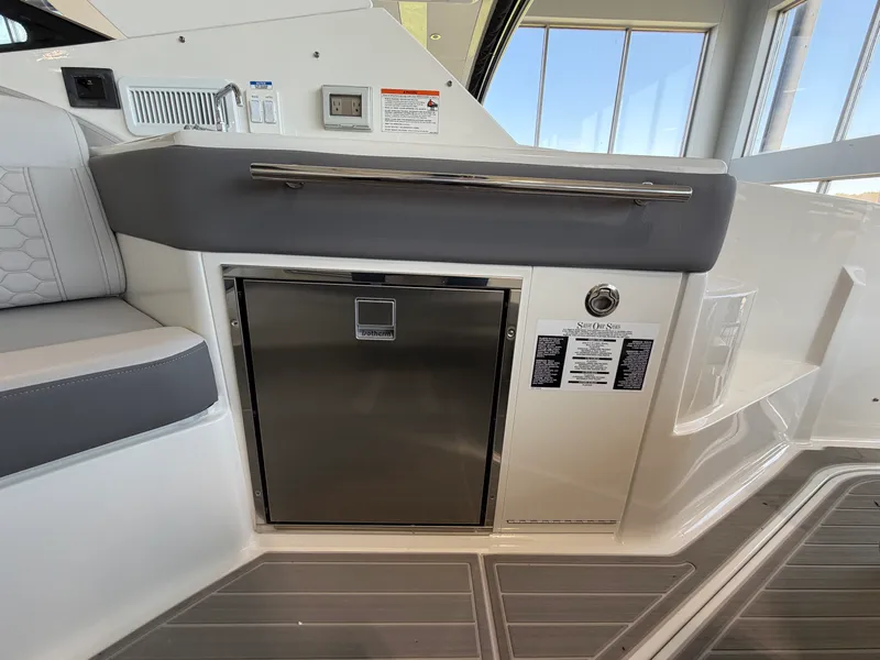 Slide: The Image of Sea Ray Sundancer 320 2026 - 15