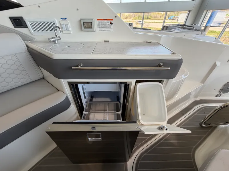 Slide: The Image of Sea Ray Sundancer 320 2026 - 16