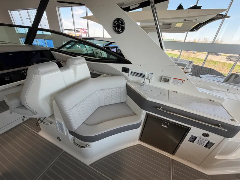 Slide: The Image of Sea Ray Sundancer 320 2026 - 17