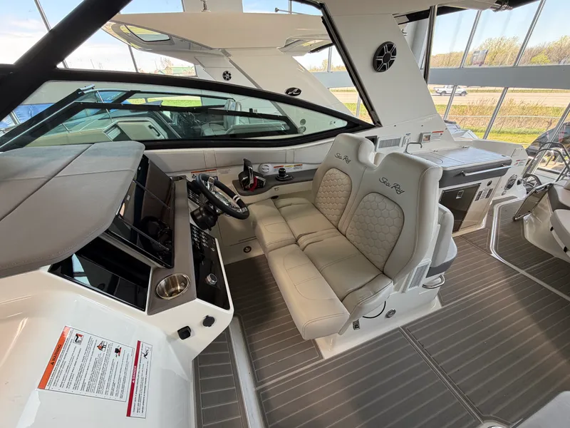 Slide: The Image of Sea Ray Sundancer 320 2026 - 19