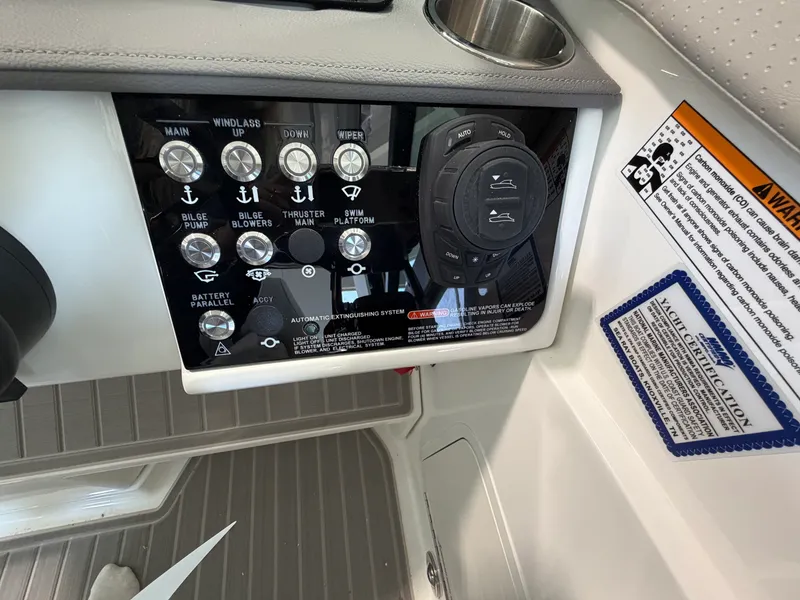 Slide: The Image of Sea Ray Sundancer 320 2026 - 23