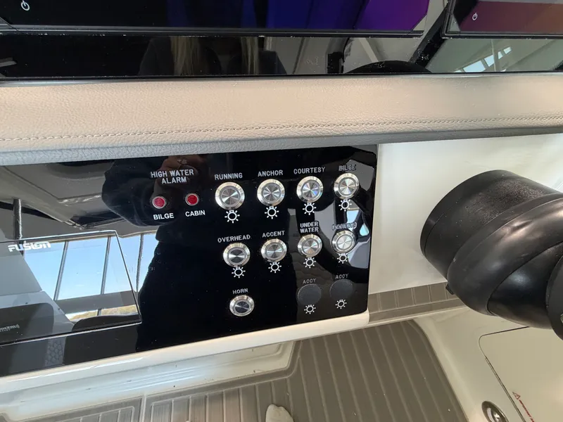 Slide: The Image of Sea Ray Sundancer 320 2026 - 24