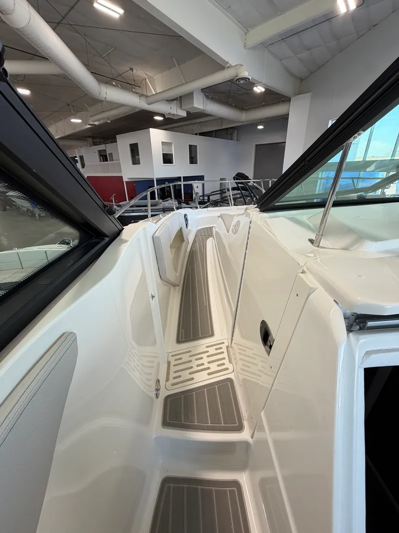 Slide: The Image of Sea Ray Sundancer 320 2026 - 26