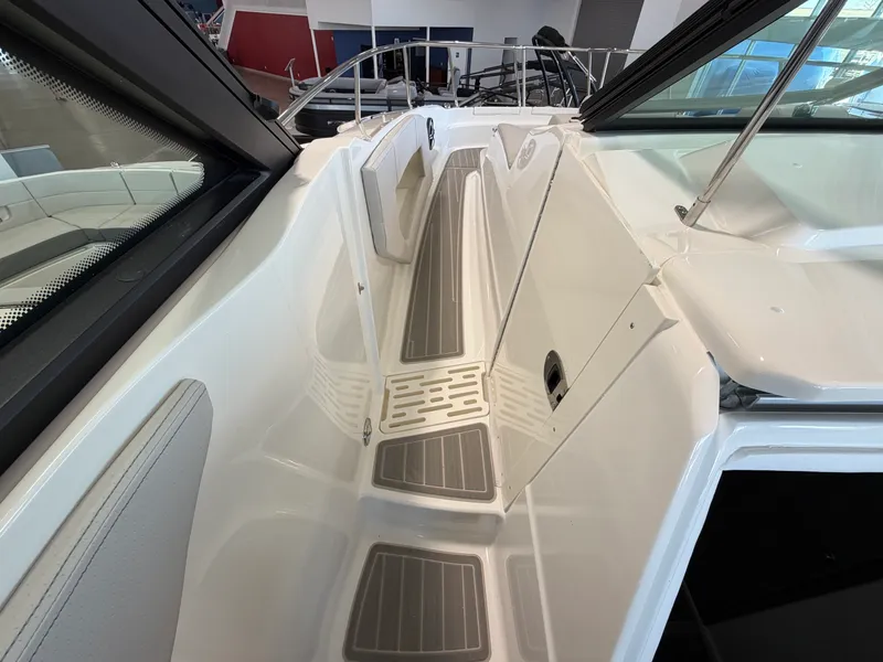 Slide: The Image of Sea Ray Sundancer 320 2026 - 28
