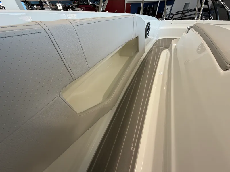 Slide: The Image of Sea Ray Sundancer 320 2026 - 29