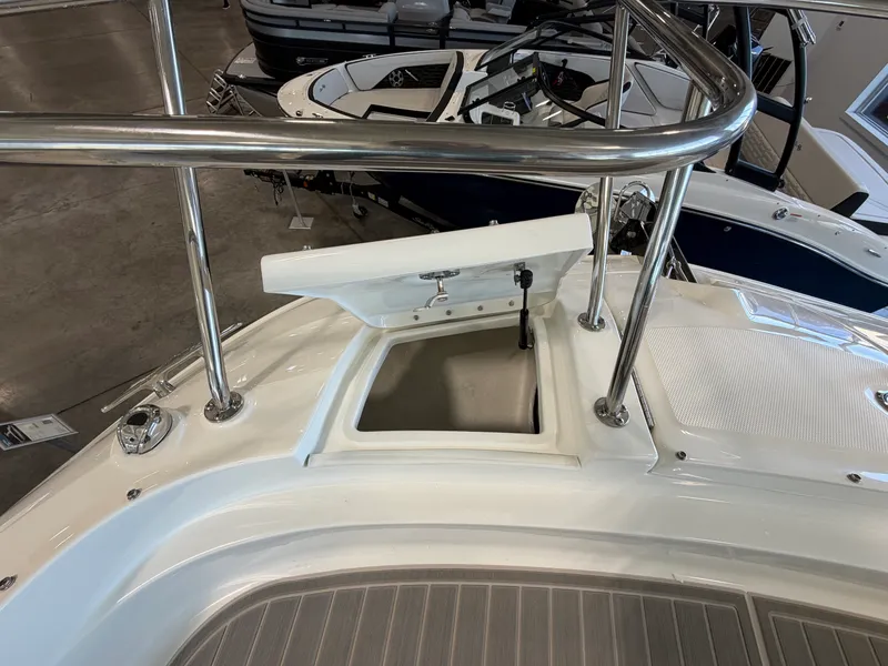 Slide: The Image of Sea Ray Sundancer 320 2026 - 30