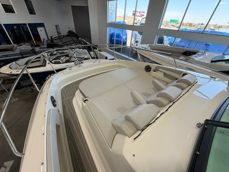 Slide: The Image of Sea Ray Sundancer 320 2026 - 31