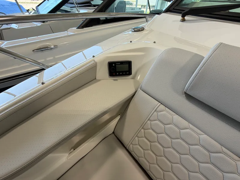 Slide: The Image of Sea Ray Sundancer 320 2026 - 32