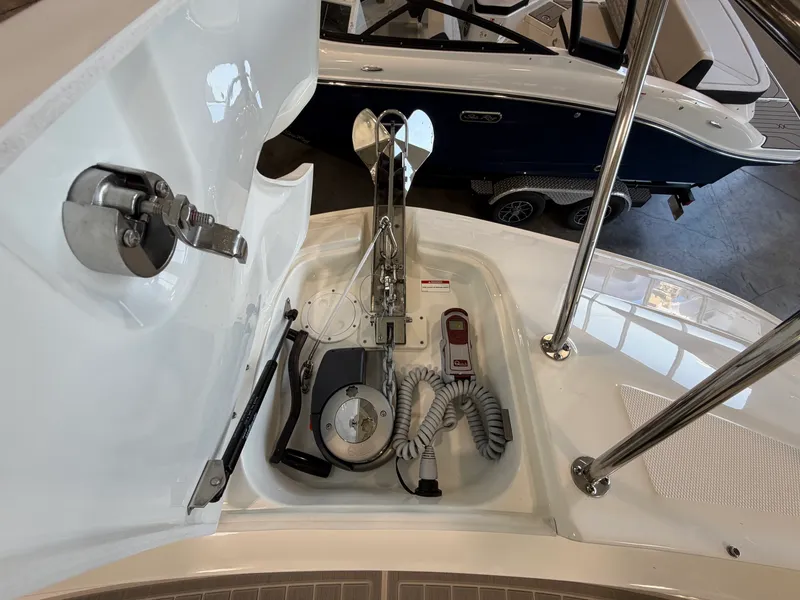 Slide: The Image of Sea Ray Sundancer 320 2026 - 33