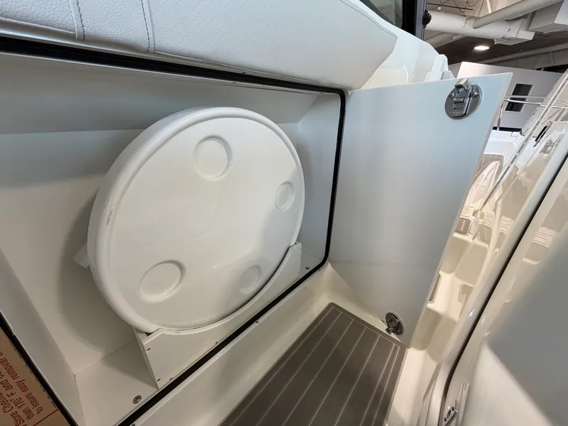 Slide: The Image of Sea Ray Sundancer 320 2026 - 38