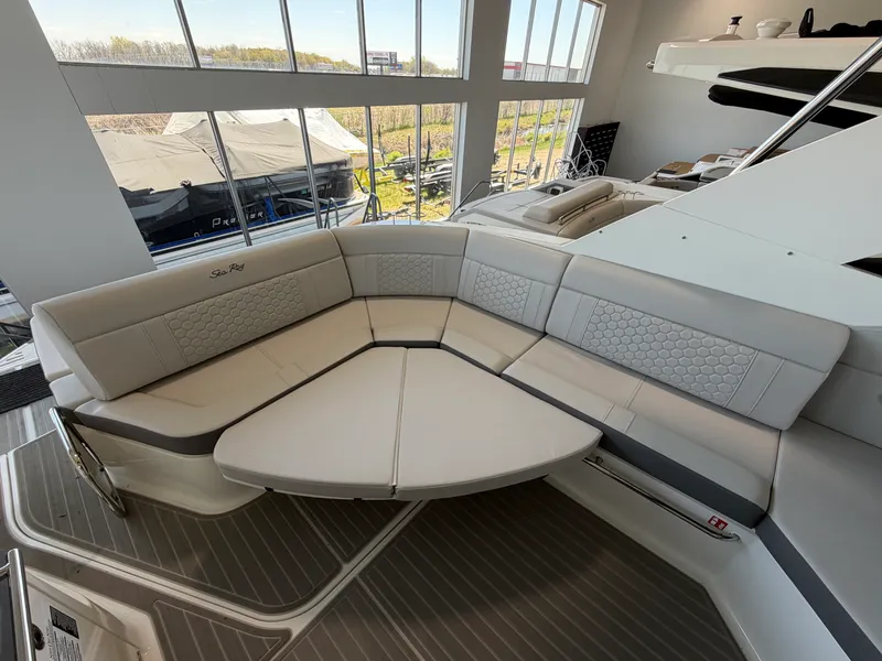 Slide: The Image of Sea Ray Sundancer 320 2026 - 39
