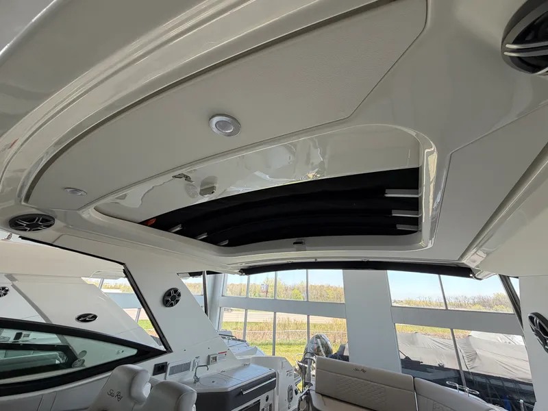 Slide: The Image of Sea Ray Sundancer 320 2026 - 40