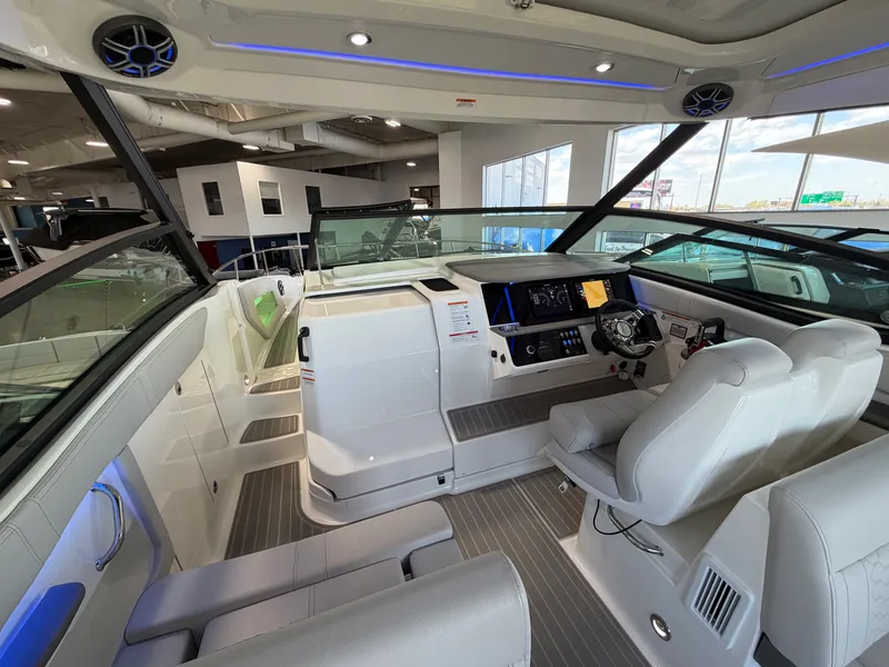 Slide: The Image of Sea Ray Sundancer 320 2026 - 41
