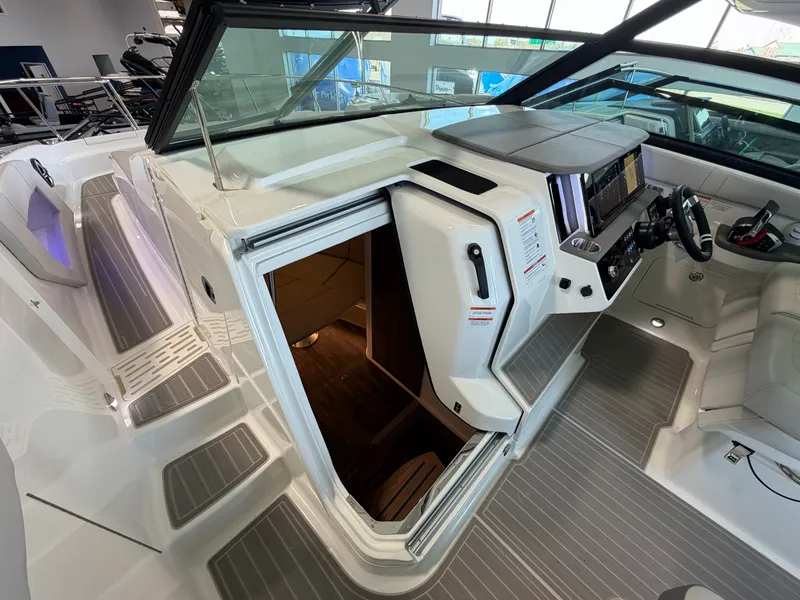 Slide: The Image of Sea Ray Sundancer 320 2026 - 43