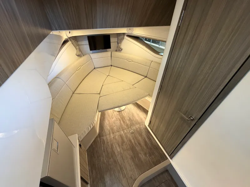 Slide: The Image of Sea Ray Sundancer 320 2026 - 44
