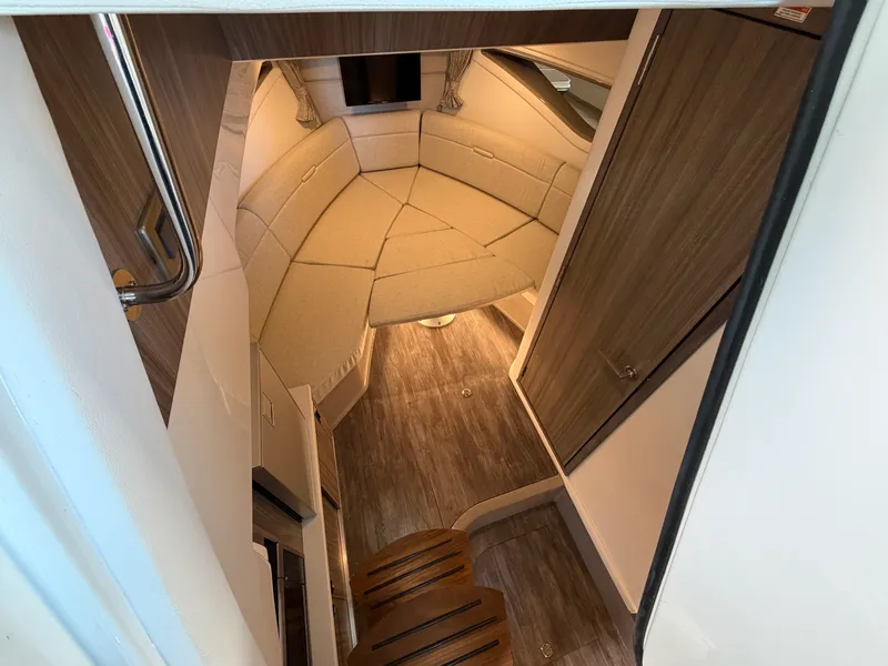 Slide: The Image of Sea Ray Sundancer 320 2026 - 45