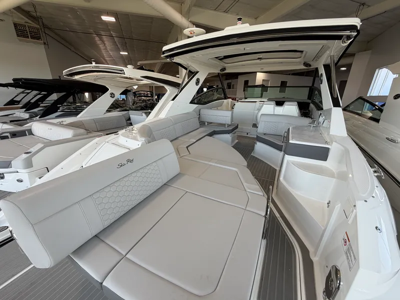Slide: The Image of Sea Ray Sundancer 320 2026 - 47