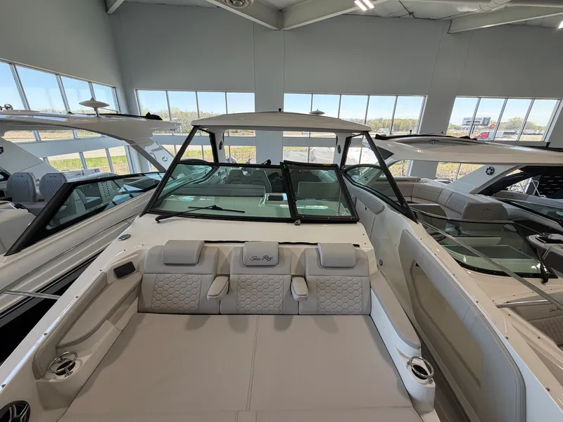 Slide: The Image of Sea Ray Sundancer 320 2026 - 50