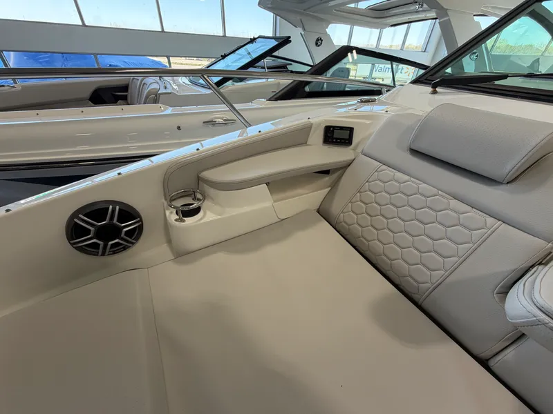 Slide: The Image of Sea Ray Sundancer 320 2026 - 51