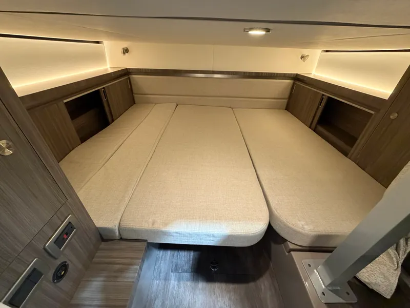 Slide: The Image of Sea Ray Sundancer 320 2026 - 53