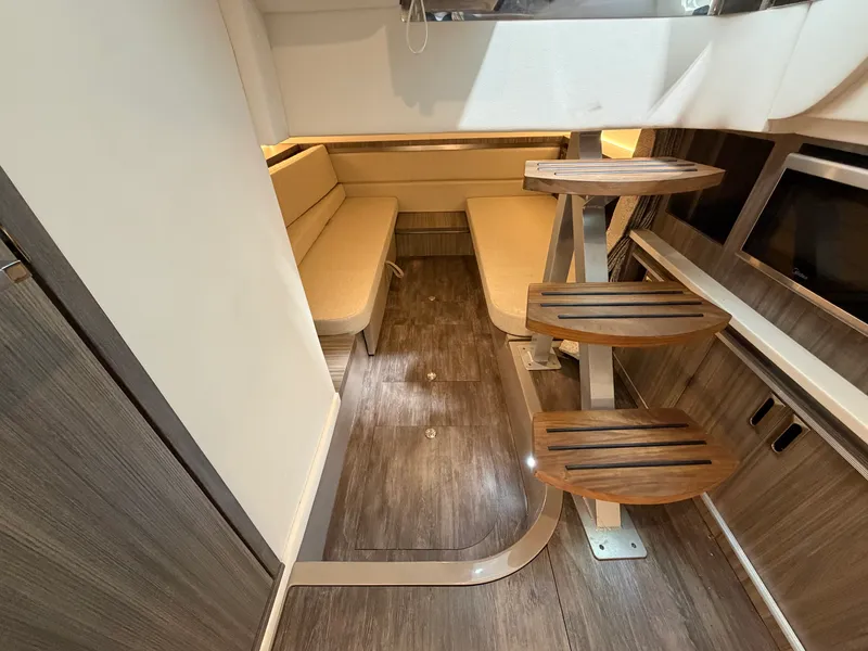 Slide: The Image of Sea Ray Sundancer 320 2026 - 58