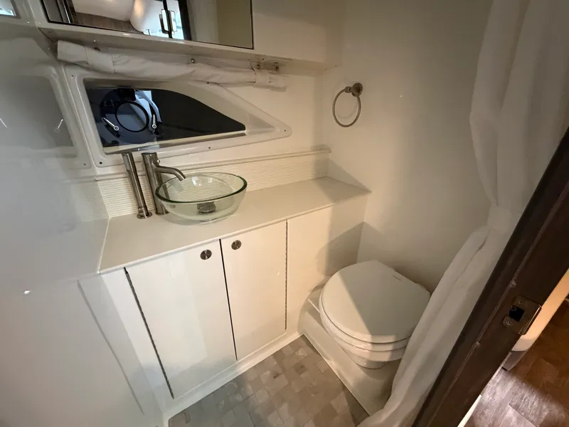 Slide: The Image of Sea Ray Sundancer 320 2026 - 59