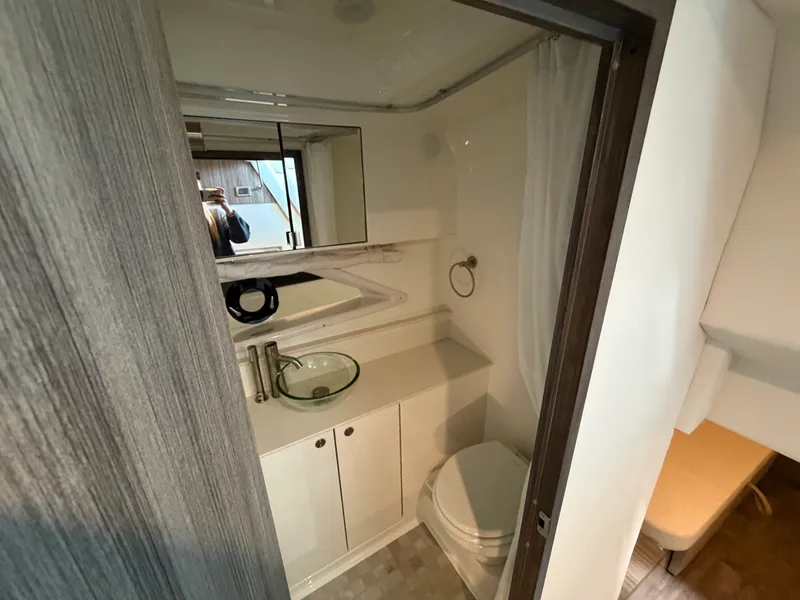 Slide: The Image of Sea Ray Sundancer 320 2026 - 60