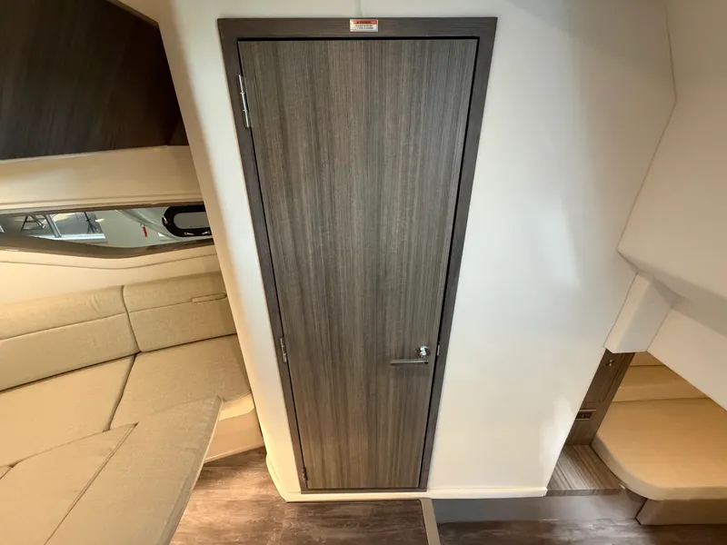 Slide: The Image of Sea Ray Sundancer 320 2026 - 61
