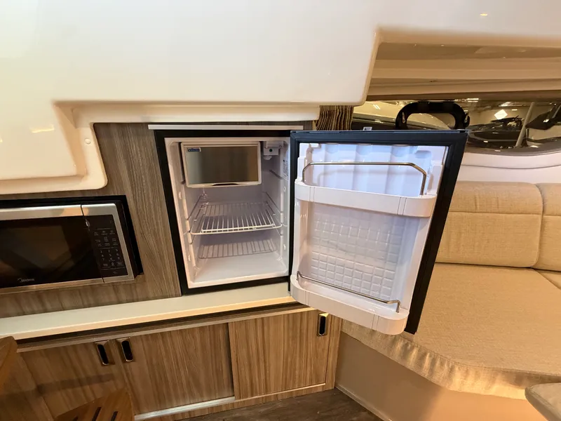 Slide: The Image of Sea Ray Sundancer 320 2026 - 62