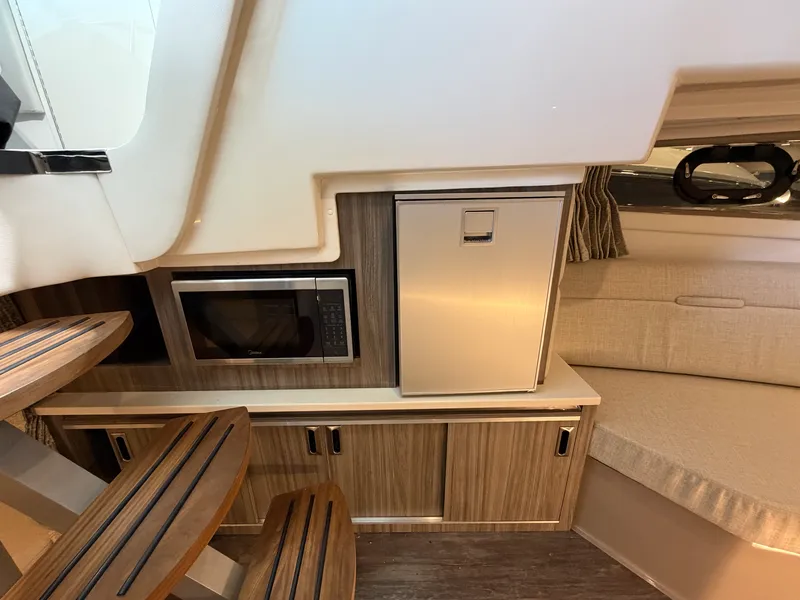 Slide: The Image of Sea Ray Sundancer 320 2026 - 63