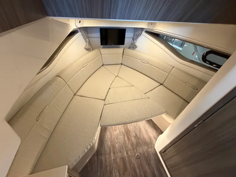 Slide: The Image of Sea Ray Sundancer 320 2026 - 64