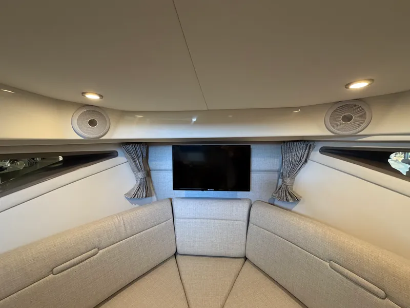 Slide: The Image of Sea Ray Sundancer 320 2026 - 66