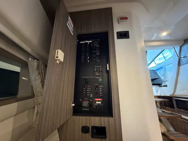 Slide: The Image of Sea Ray Sundancer 320 2026 - 68