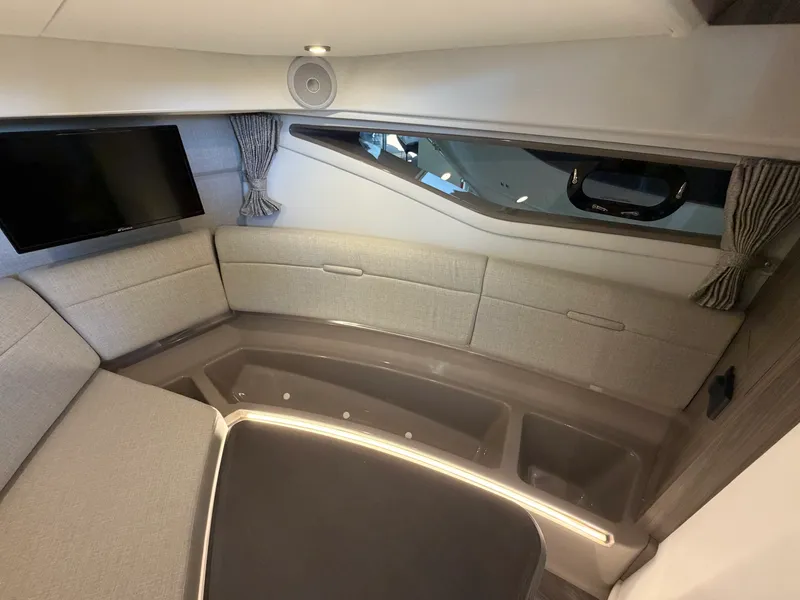 Slide: The Image of Sea Ray Sundancer 320 2026 - 69