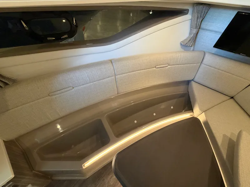 Slide: The Image of Sea Ray Sundancer 320 2026 - 70