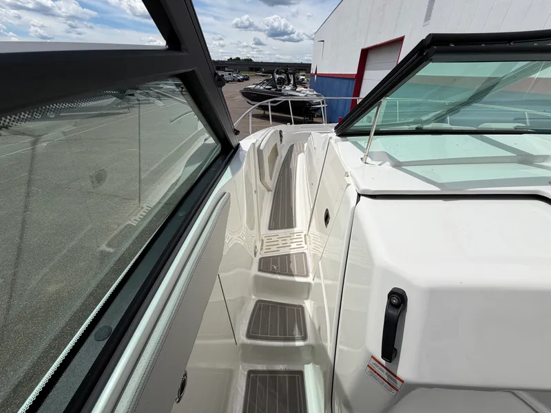 Slide: The Image of Sea Ray Sundancer 320 2026 - 51