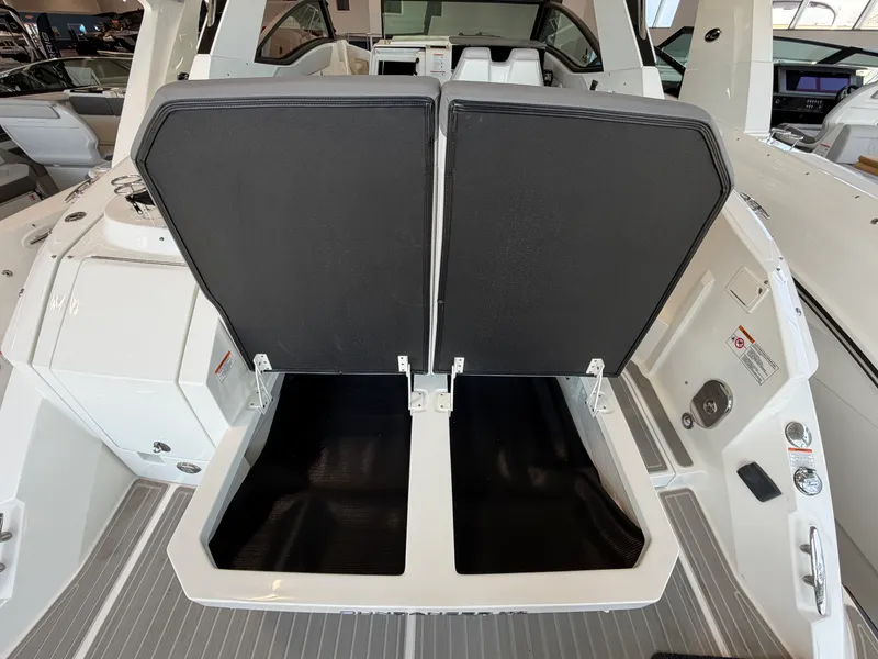 Slide: The Image of Sea Ray Sundancer 320 2026 - 9