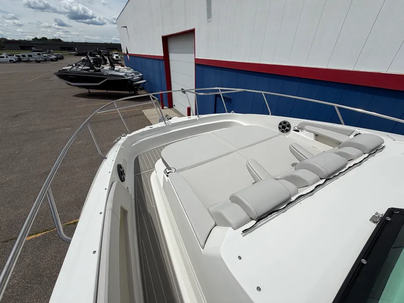 Slide: The Image of Sea Ray Sundancer 320 2026 - 53